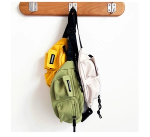 Dettaglio di marsupi in tela colorata per bambini con doppie tasche e tracolla regolabile