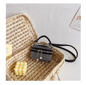 Gros plan d'un mini sac noir avec perles et chaîne dans un décor de style élégant