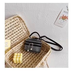 Détail du mini sac noir en strass avec fermeture éclair perle et bandoulière