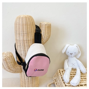 Sac de poitrine en toile pour enfant accroché avec un petit lapin en peluche