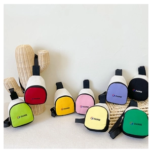 Détail de mini sacs de poitrine colorés en toile pour enfants avec sangles en nylon