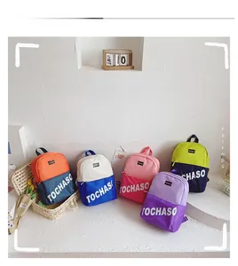 Détail de cinq sacs à dos en toile pour enfants avec imprimé lettrage TOCHASO