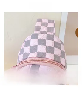 Detailaufnahme der karierten Nylon-Brusttasche mit Seersucker-Textur und Reißverschluss