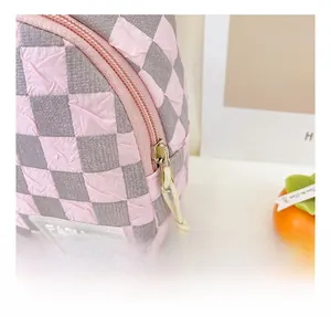 Makroaufnahme der rosa karierten Tasche mit Strukturstoff, Reißverschluss und Metall