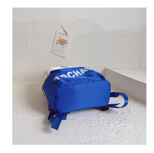Détail d'un sac à dos en toile avec base bleu marine renforcée et lettrage TOCHAS