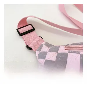 Detailaufnahme der rosa Schachbrett-Brusttasche für Kinder mit verstellbarem Gurt