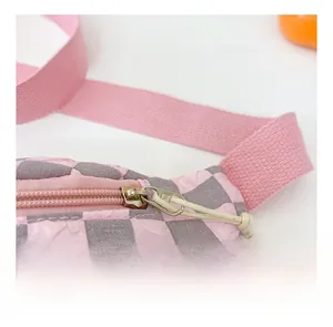 Detail der pinkfarbenen Schachbrett-Nylontasche mit Reißverschluss und Gurt