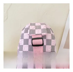 Details zur rosa karierten Nylon-Textur und zum verstellbaren gewebten Schultergurt