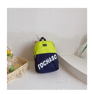 Détail du sac à dos enfant vert néon et bleu marine avec logo TOCHASO en lettres blanches