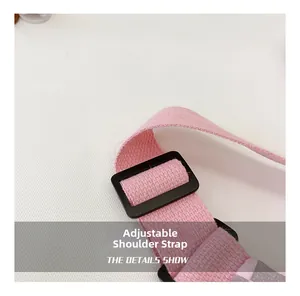 Detailansicht eines verstellbaren rosa Web-Schultergurts mit schwarzer Schnalle