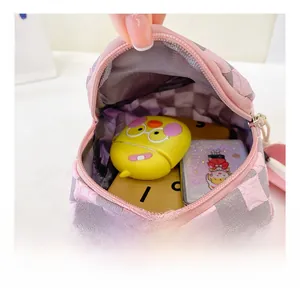 Detailansicht der Innenkapazität der karierten Brusttasche mit Alltagsgegenständen