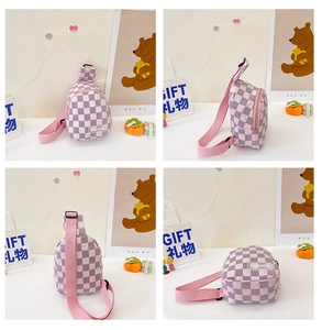 Detailansicht der pinkfarbenen Kinder-Brusttasche mit Karomuster und Texturstoff