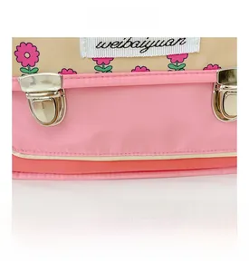 Detailansicht des Kinderrucksacks mit Blumenmuster, Metallschnallen und Nylon-Gewebe
