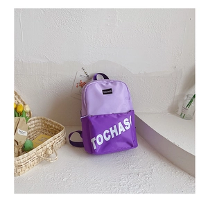Détail du sac à dos en nylon violet avec lettrage TOCHASO et coutures premium