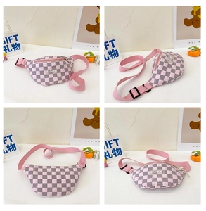 Detailansicht der Kinder-Brusttasche mit Karomuster, Gurt und Metallreißverschluss