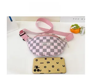 Detailansicht der Kinder-Schachtelhalm-Brusttasche mit strukturiertem Stoff und Logo