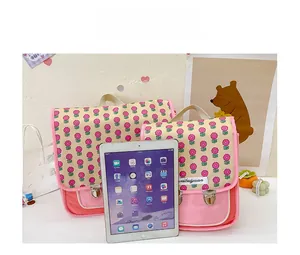 Rosa Kinderrucksack mit Blumenmuster in zwei Größen im Vergleich zu einem iPad