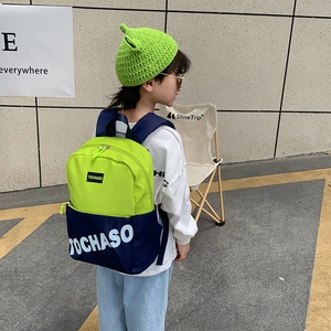 Sac à dos enfant minimaliste en toile bicolore vert et bleu avec lettrage blanc