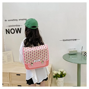 Detailansicht eines rosa geblümten Mädchenrucksacks mit Metallverschluss für die Schule