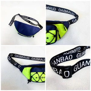 Détails du sac bandoulière bleu marine et vert citron montrant les sangles et boucles