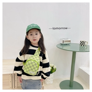 Detailansicht der grünen Kinder Brusttasche mit Karomuster und Fashion-Label