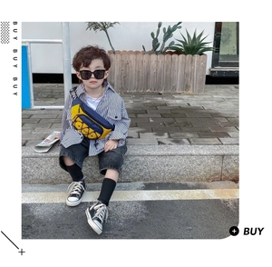 Détail du sac de poitrine enfant jaune et bleu avec cordon de serrage sur style urbain