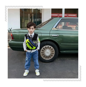 Garçon en look urbain avec sac bandoulière jaune fluo et bleu marine à lettres stylées
