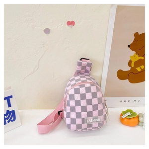 Detail der rosa-grau karierten Brusttasche für Kinder mit verstellbarem Gurt und Textur