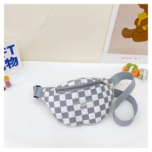 Detailansicht der grau-weißen Kinder-Gürteltasche mit Karomuster und Fashion-Label-Akzenten
