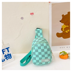 Details der minzgrünen Kinder-Brusttasche mit Karomuster und verstellbarem Gurtband