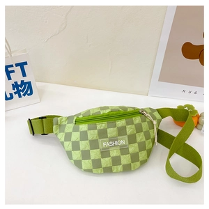 Detail der grünen Crossbody-Tasche mit Schachbrettmuster und Seersucker-Struktur