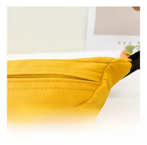 Detail der gelben Canvas Kinderbrusttasche mit präzisen Nähten und glattem Nylon-Reißverschluss