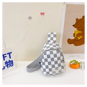 Nahaufnahme der Kinder-Brusttasche mit Karomuster, FASHION-Label und Nylonriemen