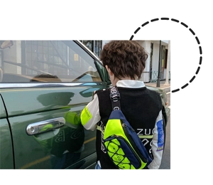 Vue détaillée du sac bandoulière pour enfants en vert néon et bleu marine porté au dos