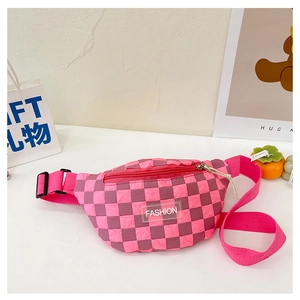 Detail der pinkfarbenen Gürteltasche mit Schachbrettmuster und verstellbarem Gurt