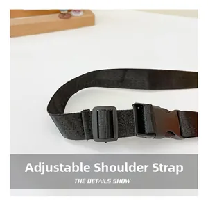 Detailansicht des verstellbaren Nylon-Schultergurts mit schwarzer Schnalle für Kindertaschen