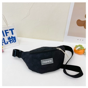 Nahaufnahme schwarze Kinder-Brusttasche mit FASHION-Patch und verstellbarem Gurt