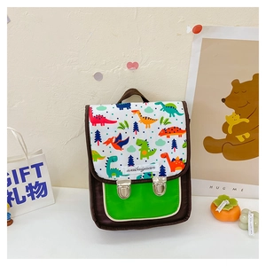 Detail eines Kinderrucksacks mit Dinosaurier-Print, Metallschnallen und Griff