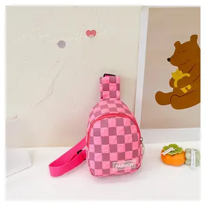 Detail der rosa-violett karierten Kinder-Brusttasche mit verstellbarem Gurt und Logo