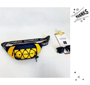 Détail du sac de poitrine enfant jaune et bleu marine avec sangle et boucle réglables