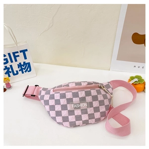 Detail der rosa-grau karierten Kinder-Gürteltasche mit faltiger Stofftextur