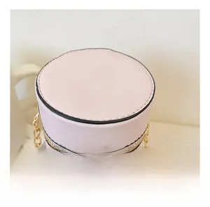 Detailansicht der rosa Zylindertasche mit Erdbeerdruck und goldenem Reißverschluss