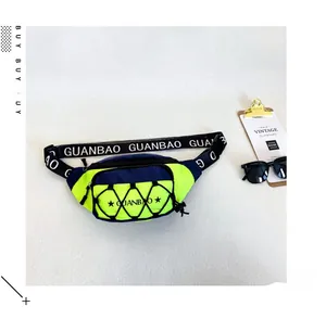 Détail du sac bandoulière vert fluo et bleu marine avec filet élastique décoratif