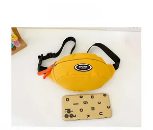 Detailansicht zum Größenvergleich der gelben Segeltuch-Brusttasche mit einem Smartphone