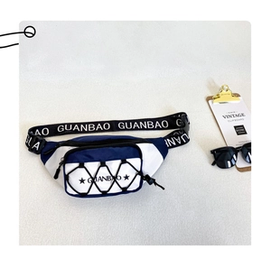 Détail du sac de poitrine bleu et blanc avec imprimé GUANBAO et cordons élastiques
