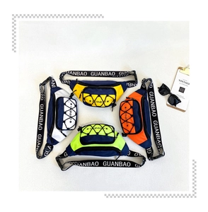 Détail de sacs bandoulière colorés pour garçons avec bandoulières logotées réglables