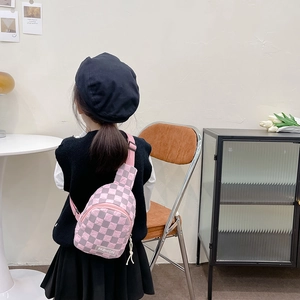 Schachbrett-Brusttasche für Kinder in Rosa und Grau mit verstellbarem Schultergurt