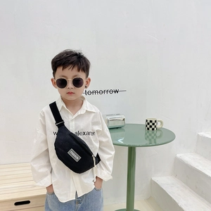 Schwarze Kinder-Brusttasche mit verstellbarem Riemen und Mode-Label für unterwegs