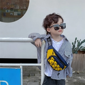 Sac de poitrine pour garçons en jaune et bleu marine avec sangle logo réglable
