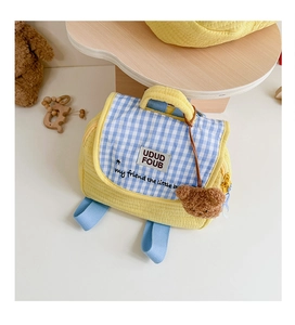 Sac à dos enfant matelassé jaune avec rabat à carreaux bleus et breloque ours en peluche